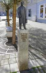 Suhl, in der Fugngerzone steht das Denkmal fr den Sanittsrat Dr.med.