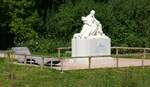 Donaueschingen, Denkmal  Die junge Donau als Kind im Scho der Mutter Baar , steht am renaturiertem Donau-Zusammenflu von  Brigach und Breg, bringen die Donau zuweg , das Denkmal schuf