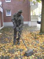 In Aachen wurde am Annutiatenbach Ecke Judengasse den fleiigen Kehrmnnchen ein Denkmal gesetzt.Und wie man erkennen kann, gibt es noch viel zu tun.