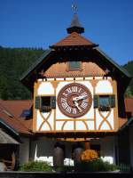 Triberg im Schwarzwald,  ein Denkmal fr eine weltweit bekannte Schwarzwlder Spezialitt,  die grte Kuckucksuhr der Welt, Nachbau eines Original-Uhrwerkes in Holz im Mastab 60:1, Gesamtgewicht 6t,
