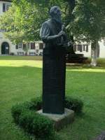 Bad Urach, im Mnchshof steht das Denkmal fr Primus Truber, 1561-65 wurde hier seine Bibelbersetzung ins slowenische gedruckt, er gilt daher als Vater der Slowenischen Schriftsprache, Sept.2010