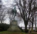 Das Denkmal von  Ferdinand von Schill zu sehen, an der Sundpromonade von Stralsund geboren wurde er 6.1.1776 und ist am 31.5.1809 im Kampf gegen die Franzosen in Stralsund als Husarenoffizier