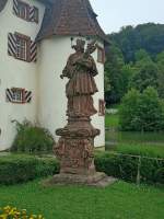 Inzlingen bei Lrrach, am Wasserschlo steht die Statue des heiligen Nepomuk, geschaffen von Johann Ladner 1731, Juli 2011