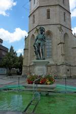 Balingen, der Stadtbrunnen mit dem Ritter Ulrich in Bronze von 1495, steht vor der Stadtkirche, Juli 2011