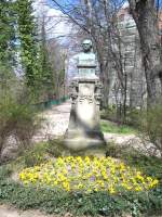 Das Denkmal von Abraham Gottlob Werner steht gleich neben dem Schloss in Freiberg, 07.04.07