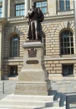 Berlin, Niederkirchnerstrae, Bronze-Denkmal Freiherr von Hardenberg, 1907 von Martin Goetze, ursprnglich auf dem Dnhoffplatz, heute vor dem Abgeordnetenhaus (24.08.2011)