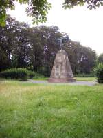 Berlin-Lichterfelde, Park mit Otto-Lilienthal-Denkmal von Fritz Freymueller (aufgenommen am 08.07.2009)