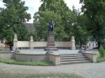 Neuruppin, Karl-Friedrich-Schinkel-Denkmal auf dem Kirchplatz, Denkmalanlage 1883 von M.