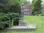 Steglitz, Skulptur 'Der Gefesselte' (Gisela Boeckh von Tzschoppe, 1960), aufgenommen am 23.06.2012