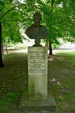 Merseburg, Denkmal im Schlopark fr den Generalfeldmarschall Friedrich Kleist von Nollendorf, eine herausragende Persnlichkeit in den Napoleonischen Befreiungskriegen, Mai 2012
