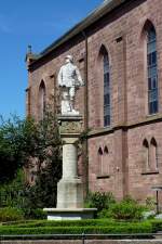 Kndringen, Denkmal fr die Gefallenen der Weltkriege, steht an der evangelischen Kirche, Mai 2012 