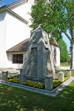 Teningen, das Denkmal fr die Opfer der Weltkriege vor der Kirche, mai 2012