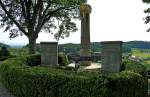 Bodnegg, das Denkmal fr die Gefallenen der Weltkriege auf dem Kirchberg, Aug.2012