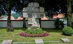 Immenstadt, das Denkmal fr die Gefallenen der Weltkriege an der St.Nikolaus-Kirche, Aug.2012