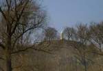 Nimburg, Blick aus der Rheinebene zum Kriegerdenkmal auf dem 254m hohen Nimberg, Mrz 2014