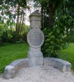 Bad Alexandersbad, Gedenkstein an die 1734 entdeckte Heilquelle, Aug.2014