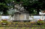 Garmisch-Partenkirchen, das Denkmal fr die Gefallenen der Weltkriege auf dem ehemaligen Friedhof an der St.Sebastian-Kapelle, Aug.2014