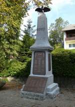 Herrischried, Denkmal fr die Gefallenen der Weltkriege am Kirchvorplatz, Sept.2015