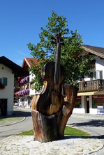 Mittenwald, Denkmal fr die hier ansigen Instrumentenbauer, Aug.2014