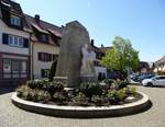 Malterdingen, Denkmal fr die Gefallenen der Weltkriege, steht im Ortszentrum, April 2017