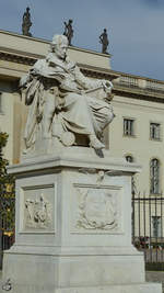 Eine Statue von Alexander von Humboldt vor der gleichnamigen Universitt.