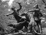 Die Statue  Hasenhatz der Rokokozeit  von Max Baumbach ist in Berlin-Tiergarten zu finden.