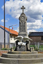 Denkmal fr die Gefallenen verschiedener Kriege an der Kunibert-Kirche in Heimerzheim - 14.08.2019