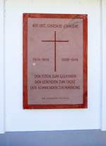 Neumühl, Gedenktafel an der Außenmauer der evangelischen Kirche, erinnert an die Gefallenen der beiden Weltkriege, Aug.2020