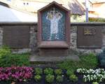 Mhlenbach, Gedenktafel fr die Gemeindepfarrer von 1832-1998 an der Kirchhofmauer, Juni 2020
