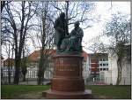 Zwei berhmte Persnlichkeiten der Georg-August-Universitt in Gttingen, Carl Friedrich Gau und Wilhelm Weber werden mit diesem Denkmal auf dem Wall geehrt.