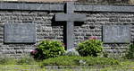 Zell i.W., das Denkmal fr die Opfer der Weltkriege, neben der Stadtpfarrkirche St.Fridolin, Juli 2020