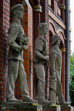Der Eisenbahner, der Bergmann und ein Binnenschiffer sind als Figurengruppe im Heimatmuseum Unser Fritz in Wanne-Eckel zu sehen.