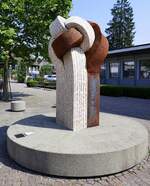 Zell a.H., Denkmal aus Marmor und Eisen  Homage an Hermann Hesse , vom spanischen Künstler  Lluis Cera, aufgestellt 2012, Juli 2021