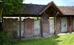 Zell a.H., historische Sandsteingrabmale aus den Jahren 1575-1739, an der Kirchhofmauer der katholischen Stadtkirche, Juli 2021