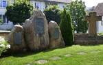 Zell a.H., Denkmal fr die Opfer der beiden Weltkriege, auf dem Friedhof an der katholischen Stadtkirche, Juli 2021