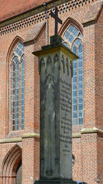 Der Boll-Gedenkstein aus dem Jahr 1854 neben der Konzertkirche in Neubrandenburg.