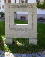 Simonswald im Schwarzwald, Gedenkstein vor dem Rathaus, erinnert an die Flurneuordnung im Zeitraum von 1984-2012, Okt.2022