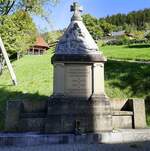 Simonswald, Denkmal fr die Gefallenen der beiden Weltkriege, neben der Kirche St.Josef, Okt.2022