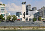 Bratislava (SK):  Zu Ehren des Astronoms, Generals und Politikers Milan Rastislav tefnik wurde an der Donau-Promenade eine Skulptur aufgestellt.