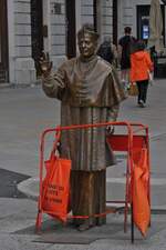 Bronze Statue vom Bischof Antonio Santin, (Bischof von 1938-1975) vor der Kirche Sant'Antonio in Triest.