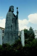 Vor dem Palast des Erzbischofs in Nikosia steht die Statue von Erzbischof Makarios III.