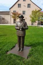 Molsheim, Denkmal fr Ettore Bugatti, der 1910 in der Stadt seine Autofirma grndete, Okt.2012