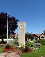 Grussenheim, das Denkmal fr die Gefallenen der beiden Weltkriege, Aug.2013