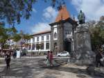 Die  Banco de Portugal  und davor die Statue vom Seefahrer  João Gonçalves Zarco  - Stadtzentrum von Funchal (Madeira - März 2014)