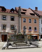 Skofja Loka, die Mariensule von 1751 auf dem Stadtplatz, Juni 2016