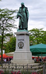 Ljubljana, das Vodnik-Denkmal am zentralen Marktplatz, zum Andenken an den slowenischen Dichter Valentin Vodnik (1758-1819), Juni 2016
