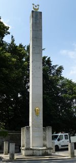 Ljubljana, auf dem Platz der Franzsischen Revolution steht seit 1929 diese Steinsule mit dem alten Wappen Sloweniens auf der Spitze, Juni 2016