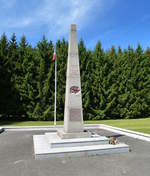 Rechesy, Kriegerdenkmal des II.Weltkrieges, an der Kreuzung der Landstraen D463 und D17.7, Mai 2017