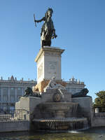 Auf dem Plaza de Oriente steht die weltweit erste Reiterstatue, bei der ein Pferd ausschlielich auf seinen Hinterbeinen steht.