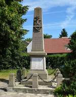 Zimmersheim, Denkmal fr die Gefallenen der beiden Weltkriege, Juli 2017